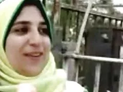Моя подруга приходит домой с платьем.