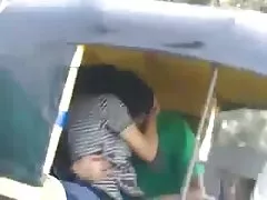 Молодая азиатская девушка танцует в нижнем белье, чтобы добраться до сотни