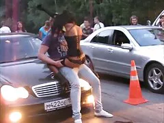 пытается флиртовать с уборщиком