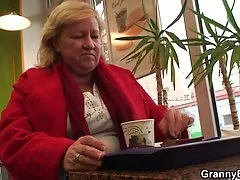 Любительский эксгибиционизм в университетской библиотеке