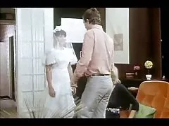 Великолепный любительский малыш-подросток, палец на диване