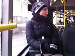 В зале гостиницы она открывает ноги и позволяет нам увидеть ее киску