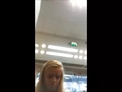 Я трахаю свою сестру, получая огромный фаллоимитатор