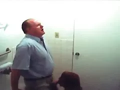 Она снимает трусики, потому что у нее уже есть мокрый