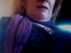Они в бассейне, и девушка хочет взять порошок