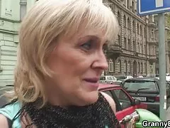 Бабушка не снимает сапоги и не бросает порошок